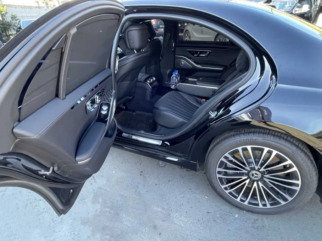 A side-view of Mercedes S550